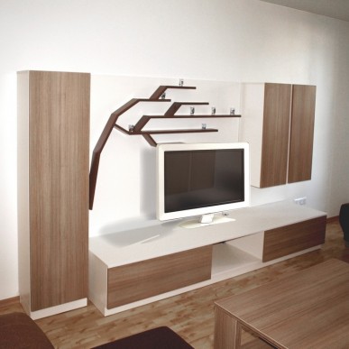 TV baldų ir indaujų kompozicija su stilizuota medžio lentyna